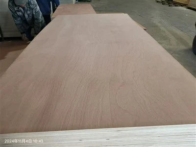 Double Sides Okoume Multi Kouch Plywood Pou Mèb / Plafon / Dekorasyon Mi